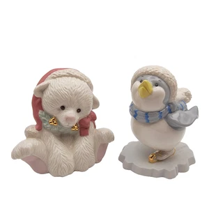 Lote de 2 estatuillas de pingüino patinaje sobre hielo de oso de Navidad Lenox con acento dorado de porcelana - Imagen 1 de 24
