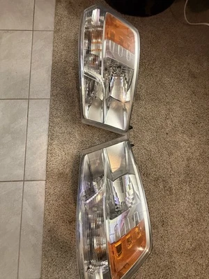 Faros de fábrica Dodge Ram 1500 2014 Foto 1 de 4
