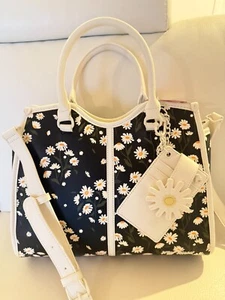 NUEVO CON ETIQUETAS BOLSO BANDOLERA BETSEY JOHNSON XOLINDIE NEGRO MARGARITA CON ESTUCHE PARA TARJETAS MUÑECA - Imagen 1 de 7