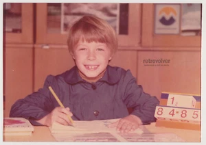 Back to '84 - Escritorio escolar y sonrisa, joven escolar-niño lindo niño uniforme escolar - Imagen 1 de 7