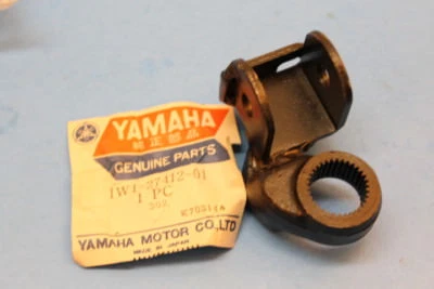 Новый из старых запасов Yamaha 1977-1978 IT175 левый кронштейн для подножки деталь # 99999-01110-00 - Изображение 1 из 4