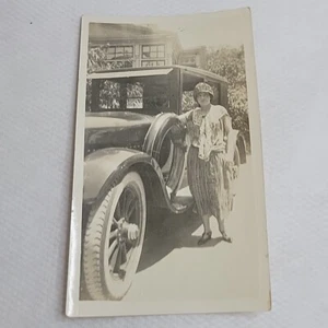 Antique Snapshot Photo Flapper Woman Posing By Car 1920s In Front Of House - Picture 1 of 7