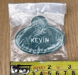 Insignia vintage 1998 Candlelight '98 en Disneyland etiqueta con nombre Disney Kevin - Imagen 1 de 2