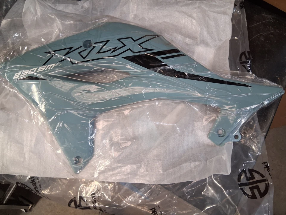 KAWASAKI KLX230 2025 CUBIERTA, MOTOR, LH, P.BLU 49136-5267-67E Foto 1 de 1