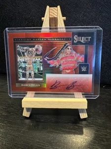 2024 Select WWE Bianca Belair Auto Ringside Action Signatures Red Prizm 1/99 SP - Foto 1 di 2