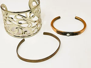 LOTE #5 de 3 piezas de brazaletes de joyería vintage: brazalete de cobre liso, filigrana de plata - Imagen 1 de 7