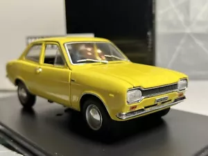 WhiteBox 1:24 Ford Escort Mk1 1300 GT 1969 Daytona giallo con scatola - Foto 1 di 13