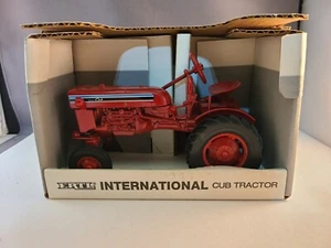 Ertl Maßstab 1:16 1976-1979 IH International Cub Traktor Neu in OVP 448 - Bild 1 von 5