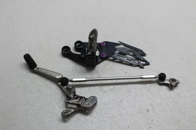 Juego de estriberas traseras izquierda Suzuki GSXR600 GSX-R600 2006-2007 con palanca de cambios Foto 1 de 4