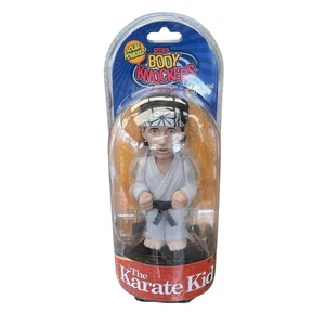 Figura Bobblehead 6" NECA The Karate Kid Daniel LaRusso Solar Powered - Imagen 1 de 2