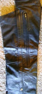 NUEVO HOMBRE VENTILADO MUSLO CUERO NEGRO MOTO CHAPS talla PEQUEÑO CIERRE - Imagen 1 de 4