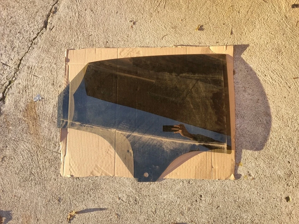 FINESTRINO/SCENDENTE POSTERIORE DESTRO FORD PUMA  - Immagine 1 di 2