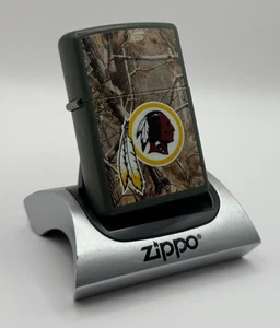 GENUINE Zippo Lighter NFL WASHINGTON REDSKINS Green Matte NEW IN BOX FAST POST - Foto 1 di 8
