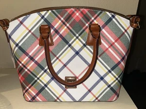 Neu mit Etikett neu Dooney and Bourke weiß kariert Tartan gewölbt UMHÄNGETASCHE - Bild 1 von 17