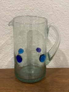 Jarra de vidrio artístico soplado a mano con vidrio fundido puntos azules estilo Anthropologie - Imagen 1 de 6