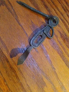 Original antike schmiedeeiserne Haspel aus dem 19. Jahrhundert mit Fingerschloss, BERETTET  - Bild 1 von 6