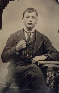 FOTO ANTIGUA AMERICANA de un joven guapo escolar sentado tipo tinte - Imagen 1 de 2