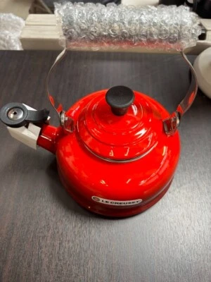 Esmalte sobre acero 1,8 qt. Tetera Whistling clásica color: cereza Foto 1 de 4