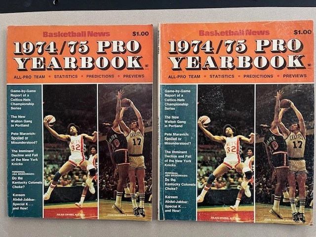 Lote de 2 anuarios profesionales de noticias de baloncesto 1974-75 (cubiertas Erving/Frazier/Havlicek) Foto 1 de 1