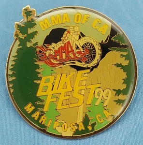 MMA OF CALIFORNIA BIKEFEST 99 MARIPOSA, CA. SPILLA NUOVA IN PLASTICA ORIGINALE - Foto 1 di 5