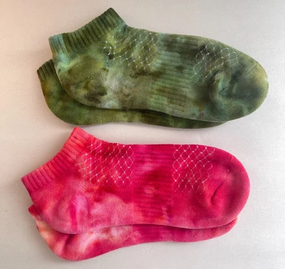 Paquete de calcetines tie dye hechos a mano, colorido juego de 2 calcetines tobilleros para teñir hielo, talla 6-12 Foto 1 de 4