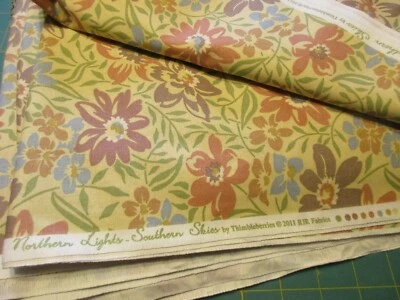 Tela de Algodón 1 Y Dedalán Floral sobre Bronceado Auroras del Norte Cielos del Sur Foto 1 de 2