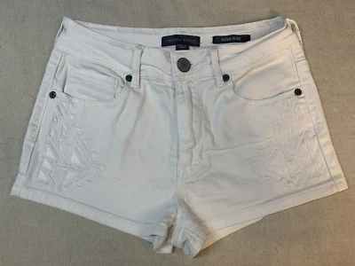 Женские джинсовые шорты Kendall & Kylie с вышивкой и высоким подъемом из белой джинсовой ткани, размер 3/26 - Изображение 1 из 4