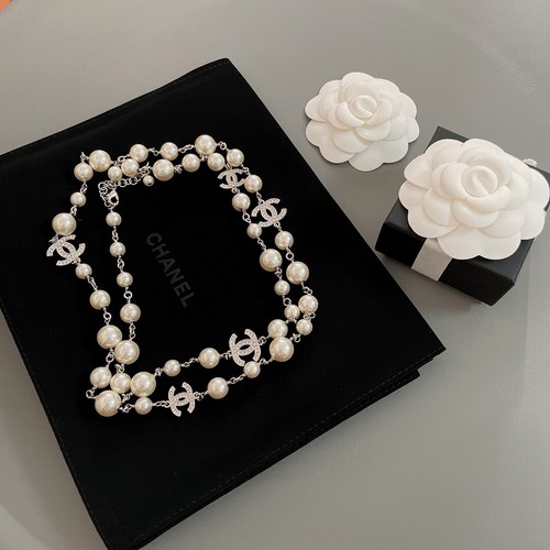 ?CHANEL Collana lunga con ferramenta in argento perlato 5 CCS con cristalli 24C