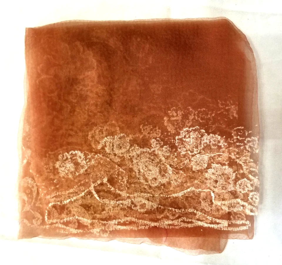 Pañuelo cuadrado de 27" de encaje melocotón Chantilly estampado patrón floral blanco de colección Foto 1 de 4