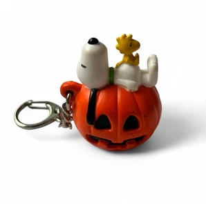 Peanuts Snoopy & Woodstock Halloween Jack O Lantern Pumpkin Keychain Keyring - Picture 1 of 3