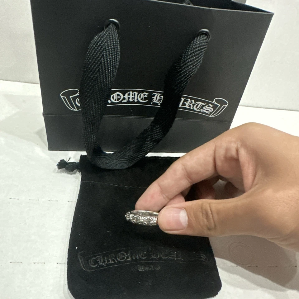 Anillo banda corazones cromados Foto 1 de 2