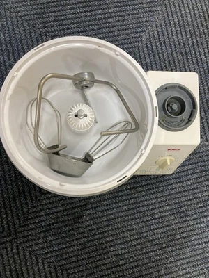 Bosch Mixer Universal 700 Watts MUM 60 40 70 Mixer, tigela, acessório duplo B.w - Imagem 1 de 4
