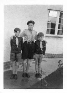 1956 3 britische Pfadfinder Uniformen Brüder Freunde Vintage Schwarzweiß Foto - Bild 1 von 2