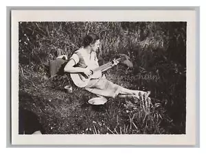 Mujer joven musica descalza en el campo con guitarra - Foto antigua 1930 - Imagen 1 de 2