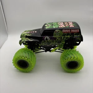 Grave Digger Green Tires Monster Jam Truck 1:24 Big Diecast Hot Wheels 2020 RARE - Picture 1 of 11