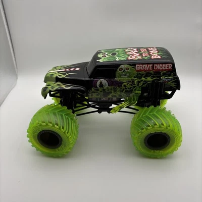 Grave Digger Green Tires Monster Jam Truck 1:24 Big Diecast Hot Wheels 2020 RARE - Image 1 of 4