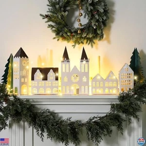 Geelin 7-teiliges Weihnachtsdorf Set mit USB LED Beleuchtung, 5 Häuser & 2 Bäume - Bild 1 von 1