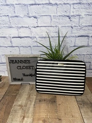 FUNDA PARA PORTÁTIL KATE SPADE 13" MACBOOK NEW YORK SAFFIANO RAYAS NEGRAS BLANCAS Foto 1 de 4