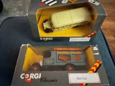 Two Corgi Classics Sunshine Biscuits mack truck & Boultons Bedford Type OB Coach - Изображение 1 из 3