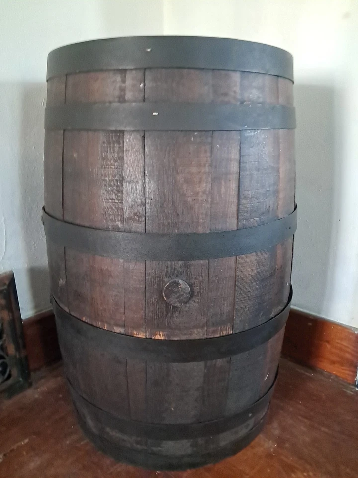 Barril de whisky bourbon en gran forma Foto 1 de 3