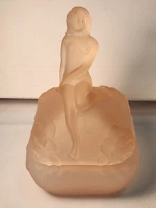 Antiguo tarro de polvo tocador rosa de vidrio satinado con tapa de mujer desnuda - Imagen 1 de 16