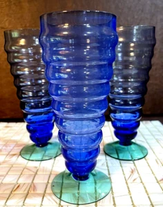 3 blaue gerippte Gläser mit grünen Sockeln 6,25"x2,5" einzigartiger Fund - Bild 1 von 3