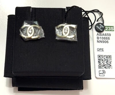 Brincos Chanel 23S CC logotipo em ouro claro com cristal - Imagem 1 de 4