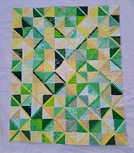 Manta de edredón hecha a mano para cuna o regazo amarillo y verde 32" X 40" - Imagen 1 de 3