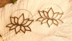 Orecchini pendenti goccia fiore di loto ottone dorato cerchi geometrici argento unici - Foto 1 di 24