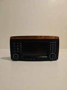 06-08 MERCEDES BENZ W251 R350 R320 AM/FM RADIO NAVIGATION CD PLAYER SCREEN OEM - Picture 1 of 6