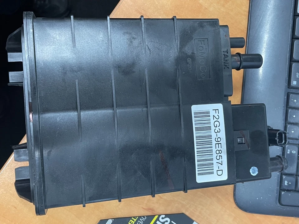 Nuevo bote de vapor de combustible Ford Edge 2015-2018 OEM F2GZ9D653C 15-18    Foto 1 de 3