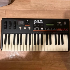 Akai Miniak Sintetizador Analógico Virtual, Micrófono, Cable de Alimentación, En Caja LIMPIO BONITO - Imagen 1 de 5