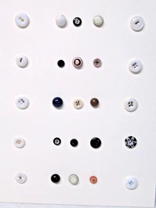 LOTTO DI 25 BOTTONI ANTICHI IN PORCELLANA SU CARTA DA COLLEZIONE da 5/16" a 3/4" - Foto 1 di 14