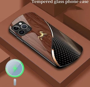 Personalisierte magnetische Hartglashülle Golden Pferd Holzmaserung für iPhone 16 - Bild 1 von 16